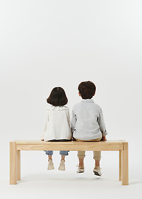 포토 JPG 스튜디오촬영 전신 여자 남자 어린이라이프 어린이 남매 앉기 소녀 소년 두명 뒷모습 한국인 흰배경 나무의자 장의자 어린이만 국내포토 라이프스타일 뷰포인트 백그라운드 의자 가족 모션 실내 사람 동양인 목재 흰색 파일형식