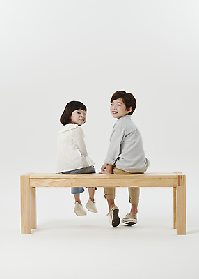포토 JPG 스튜디오촬영 전신 응시 여자 남자 어린이라이프 어린이 남매 미소 앉기 소녀 소년 두명 뒷모습 한국인 뒤돌아보기 흰배경 나무의자 장의자 어린이만 국내포토 라이프스타일 시선 뷰포인트 백그라운드 의자 가족 모션 실내 표정 사람 동양인 목재 흰색 파일형식