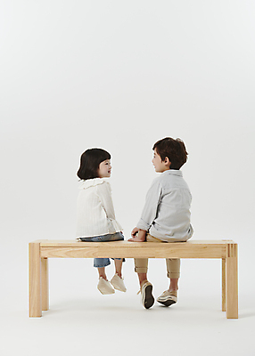 포토 JPG 스튜디오촬영 전신 응시 여자 남자 어린이라이프 어린이 남매 미소 앉기 소녀 소년 두명 뒷모습 마주보기 한국인 흰배경 나무의자 장의자 어린이만 국내포토 라이프스타일 시선 뷰포인트 백그라운드 의자 가족 모션 실내 표정 사람 동양인 목재 흰색 파일형식