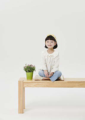 포토 JPG 스튜디오촬영 전신 응시 여자 어린이라이프 화분 어린이 한명 미소 소녀 앞모습 한국인 머리띠 흰배경 가부좌 나무의자 장의자 소녀한명만 국내포토 1 라이프스타일 시선 뷰포인트 백그라운드 의자 장신구 실내 표정 사람 앉기 동양인 목재 흰색 여자한명만 소녀만 파일형식