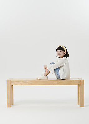 포토 JPG 스튜디오촬영 전신 응시 여자 어린이라이프 어린이 한명 미소 앉기 소녀 옆모습 한국인 머리띠 흰배경 나무의자 장의자 웅크림 소녀한명만 국내포토 1 라이프스타일 시선 뷰포인트 백그라운드 의자 장신구 모션 실내 표정 사람 동양인 목재 흰색 여자한명만 소녀만 파일형식