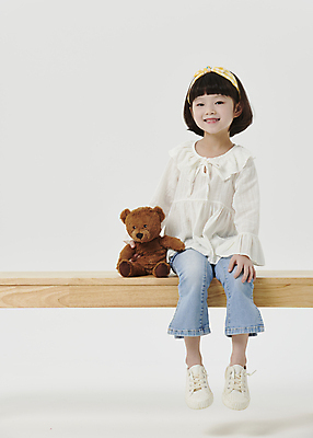 포토 JPG 스튜디오촬영 전신 응시 여자 어린이라이프 어린이 한명 미소 앉기 소녀 앞모습 곰인형 한국인 잡기 머리띠 흰배경 나무의자 장의자 소녀한명만 국내포토 1 라이프스타일 시선 인형 뷰포인트 백그라운드 의자 장신구 모션 실내 표정 사람 동양인 목재 흰색 여자한명만 소녀만 파일형식