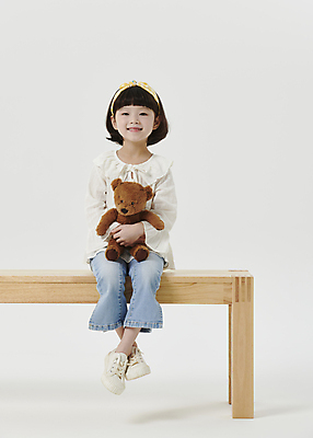 포토 JPG 스튜디오촬영 전신 응시 여자 어린이라이프 어린이 안기 한명 미소 앉기 소녀 앞모습 곰인형 한국인 머리띠 흰배경 나무의자 장의자 소녀한명만 국내포토 1 라이프스타일 시선 인형 뷰포인트 백그라운드 의자 장신구 모션 실내 표정 사람 동양인 목재 흰색 여자한명만 소녀만 파일형식