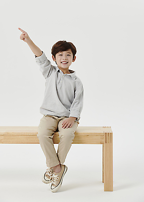 포토 JPG 스튜디오촬영 전신 응시 남자 어린이라이프 어린이 한명 미소 앉기 소년 앞모습 손들기 한국인 가리킴 흰배경 나무의자 장의자 소년한명만 국내포토 1 라이프스타일 시선 뷰포인트 백그라운드 의자 모션 실내 표정 사람 동양인 손짓 목재 흰색 남자한명만 소년만 파일형식