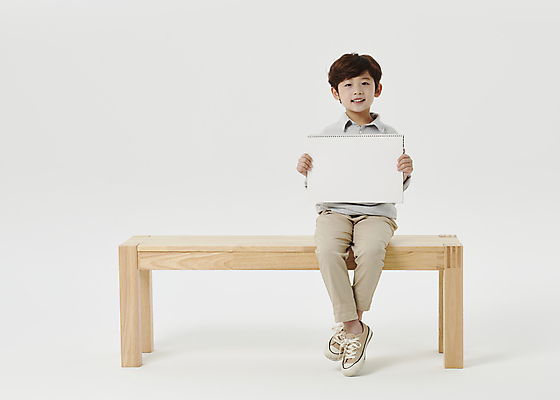 포토 JPG 스튜디오촬영 전신 응시 남자 어린이라이프 어린이 사각프레임 한명 미소 들기 앉기 소년 앞모습 한국인 스케치북 흰배경 나무의자 장의자 소년한명만 국내포토 1 라이프스타일 시선 뷰포인트 백그라운드 의자 모션 학용품 프레임 실내 표정 사람 동양인 목재 사각형 흰색 남자한명만 소년만 파일형식