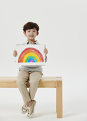 포토 JPG 스튜디오촬영 전신 응시 남자 어린이라이프 어린이 무지개 한명 미소 들기 앉기 소년 앞모습 한국인 스케치북 흰배경 그림 나무의자 장의자 소년한명만 국내포토 자연요소 1 라이프스타일 시선 뷰포인트 백그라운드 의자 모션 학용품 실내 표정 사람 동양인 목재 흰색 남자한명만 소년만 파일형식