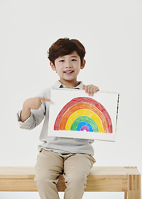 포토 JPG 스튜디오촬영 응시 남자 어린이라이프 어린이 무지개 한명 미소 들기 앉기 소년 상반신 앞모습 한국인 가리킴 스케치북 흰배경 그림 나무의자 장의자 소년한명만 국내포토 자연요소 1 라이프스타일 시선 뷰포인트 백그라운드 의자 모션 학용품 실내 표정 사람 동양인 손짓 목재 흰색 남자한명만 소년만 파일형식