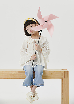 포토 JPG 스튜디오촬영 전신 응시 여자 어린이라이프 어린이 한명 앉기 소녀 앞모습 한국인 잡기 머리띠 바람개비 흰배경 나무의자 장의자 입내밀기 소녀한명만 국내포토 1 라이프스타일 시선 뷰포인트 백그라운드 의자 장신구 모션 실내 사람 동양인 목재 흰색 여자한명만 소녀만 파일형식