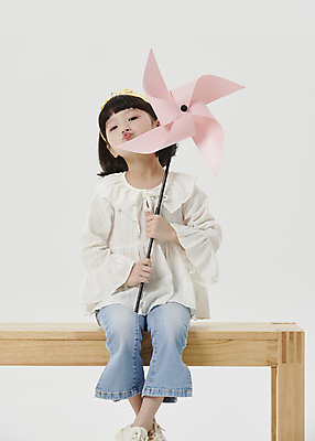 포토 JPG 스튜디오촬영 전신 응시 여자 어린이라이프 어린이 한명 앉기 소녀 앞모습 한국인 잡기 머리띠 바람개비 흰배경 나무의자 장의자 입내밀기 소녀한명만 국내포토 1 라이프스타일 시선 뷰포인트 백그라운드 의자 장신구 모션 실내 사람 동양인 목재 흰색 여자한명만 소녀만 파일형식