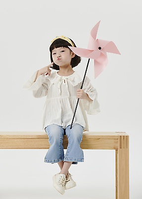 포토 JPG 스튜디오촬영 전신 여자 어린이라이프 어린이 한명 앉기 소녀 앞모습 한국인 가리킴 잡기 머리띠 바람개비 흰배경 나무의자 장의자 입내밀기 소녀한명만 국내포토 1 라이프스타일 뷰포인트 백그라운드 의자 장신구 모션 실내 사람 동양인 손짓 목재 흰색 여자한명만 소녀만 파일형식