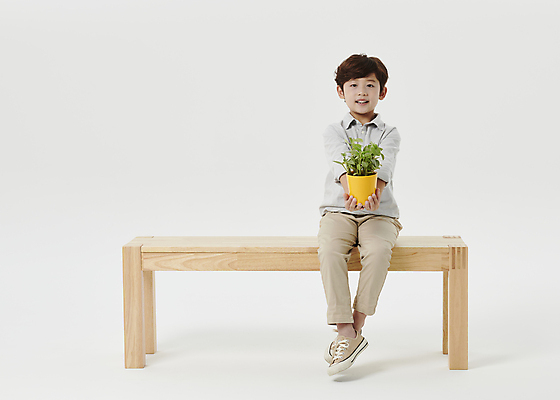 포토 JPG 스튜디오촬영 전신 응시 남자 어린이라이프 화분 어린이 한명 미소 들기 앉기 소년 앞모습 한국인 흰배경 주기 나무의자 장의자 소년한명만 국내포토 1 라이프스타일 시선 뷰포인트 백그라운드 의자 모션 실내 표정 사람 동양인 목재 흰색 남자한명만 소년만 파일형식