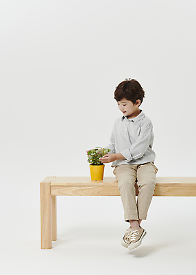 포토 JPG 스튜디오촬영 전신 응시 남자 어린이라이프 화분 어린이 한명 미소 앉기 소년 앞모습 만지기 한국인 흰배경 나무의자 장의자 소년한명만 국내포토 1 라이프스타일 시선 뷰포인트 백그라운드 의자 모션 실내 표정 사람 동양인 목재 흰색 남자한명만 소년만 파일형식