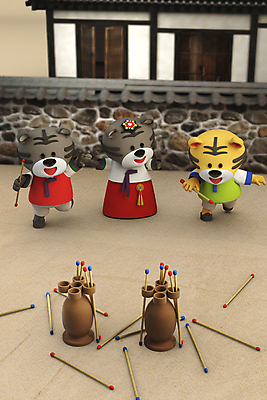 전신 PSD 편집 편집이미지 3D캐릭터 세마리 기와집 서기 들기 사람없음 3D 전통놀이 호랑이띠 호랑이 던지기 한복 디지털합성 호랑이캐릭터 투호 투호놀이 투호놀이기구 기와담장 편집소스 2022년 임인년 흑호 편집3D 캐릭터 한국전통 전통 동물캐릭터 포유류 모션 놀이 한옥 전통소품 기와 3 담장 십이지신 전통의상 연도 파일형식