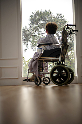 포토 JPG 전신 응시 남자 축구공 창문 안기 실내 병원 한명 앉기 소년 뒷모습 한국인 슬픔 질병 담요 휠체어 환자복 어린이사고 입원 소년한명만 속상함 어린이병원 국내포토 1 시선 옷 감정 어린이 뷰포인트 공 축구용품 의학 모션 사람 동양인 내부 환자 사건 남자한명만 소년만 파일형식