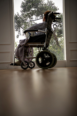 포토 JPG 전신 응시 남자 축구공 창문 안기 실내 병원 한명 앉기 소년 옆모습 한국인 슬픔 질병 담요 휠체어 환자복 어린이사고 입원 소년한명만 속상함 어린이병원 국내포토 1 시선 옷 감정 어린이 뷰포인트 공 축구용품 의학 모션 사람 동양인 내부 환자 사건 남자한명만 소년만 파일형식