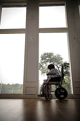 포토 JPG 전신 응시 남자 축구공 창문 안기 실내 병원 한명 앉기 소년 뒷모습 한국인 슬픔 질병 담요 휠체어 환자복 어린이사고 입원 소년한명만 속상함 어린이병원 국내포토 1 시선 옷 감정 어린이 뷰포인트 공 축구용품 의학 모션 사람 동양인 내부 환자 사건 남자한명만 소년만 파일형식
