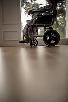 포토 JPG 전신 응시 남자 축구공 창문 안기 실내 병원 한명 앉기 소년 옆모습 한국인 슬픔 질병 담요 휠체어 환자복 어린이사고 입원 소년한명만 속상함 어린이병원 국내포토 1 시선 옷 감정 어린이 뷰포인트 공 축구용품 의학 모션 사람 동양인 내부 환자 사건 남자한명만 소년만 파일형식