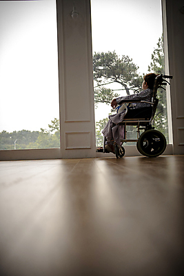 포토 JPG 전신 응시 남자 축구공 창문 안기 실내 병원 한명 앉기 소년 옆모습 한국인 슬픔 질병 휠체어 환자복 어린이사고 입원 소년한명만 속상함 어린이병원 국내포토 1 시선 옷 감정 어린이 뷰포인트 공 축구용품 의학 모션 사람 동양인 내부 환자 사건 남자한명만 소년만 파일형식