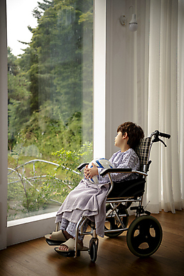 포토 JPG 전신 응시 남자 축구공 창문 안기 실내 병원 한명 앉기 소년 옆모습 한국인 슬픔 질병 담요 휠체어 환자복 어린이사고 입원 소년한명만 속상함 어린이병원 국내포토 1 시선 옷 감정 어린이 뷰포인트 공 축구용품 의학 모션 사람 동양인 내부 환자 사건 남자한명만 소년만 파일형식