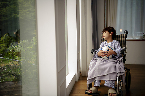 포토 JPG 전신 응시 남자 축구공 창문 안기 실내 병원 한명 앉기 소년 앞모습 한국인 슬픔 질병 담요 휠체어 환자복 어린이사고 입원 소년한명만 속상함 어린이병원 국내포토 1 시선 옷 감정 어린이 뷰포인트 공 축구용품 의학 모션 사람 동양인 내부 환자 사건 남자한명만 소년만 파일형식