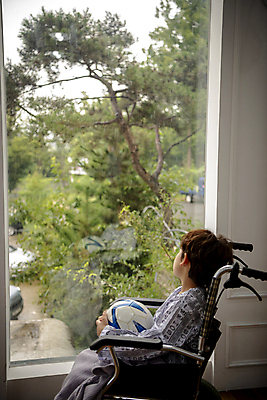 포토 JPG 응시 남자 축구공 창문 안기 실내 병원 한명 앉기 소년 상반신 옆모습 한국인 슬픔 질병 휠체어 환자복 어린이사고 입원 소년한명만 속상함 어린이병원 국내포토 1 시선 옷 감정 어린이 뷰포인트 공 축구용품 의학 모션 사람 동양인 내부 환자 사건 남자한명만 소년만 파일형식