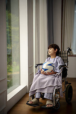 포토 JPG 전신 응시 남자 축구공 창문 실내 병원 한명 미소 들기 앉기 소년 앞모습 한국인 슬픔 질병 담요 휠체어 환자복 어린이사고 입원 소년한명만 어린이병원 국내포토 1 시선 옷 감정 어린이 뷰포인트 공 축구용품 의학 모션 표정 사람 동양인 내부 환자 사건 남자한명만 소년만 파일형식