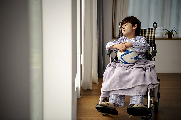 포토 JPG 전신 응시 남자 축구공 안기 실내 병원 한명 앉기 소년 앞모습 한국인 슬픔 질병 담요 휠체어 환자복 어린이사고 입원 소년한명만 속상함 어린이병원 국내포토 1 시선 옷 감정 어린이 뷰포인트 공 축구용품 의학 모션 사람 동양인 내부 환자 사건 남자한명만 소년만 파일형식