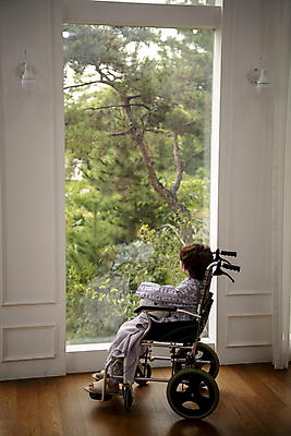 포토 JPG 전신 응시 남자 축구공 창문 안기 실내 병원 한명 앉기 소년 옆모습 한국인 슬픔 질병 휠체어 환자복 어린이사고 입원 소년한명만 속상함 어린이병원 국내포토 1 시선 옷 감정 어린이 뷰포인트 공 축구용품 의학 모션 사람 동양인 내부 환자 사건 남자한명만 소년만 파일형식