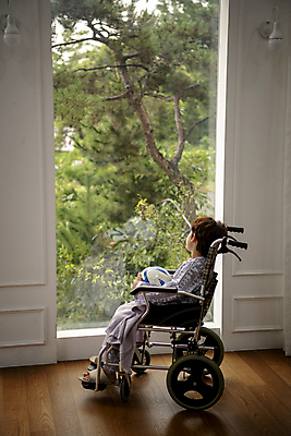 포토 JPG 전신 응시 남자 축구공 창문 안기 실내 병원 한명 앉기 소년 옆모습 한국인 슬픔 질병 휠체어 환자복 어린이사고 입원 소년한명만 속상함 어린이병원 국내포토 1 시선 옷 감정 어린이 뷰포인트 공 축구용품 의학 모션 사람 동양인 내부 환자 사건 남자한명만 소년만 파일형식