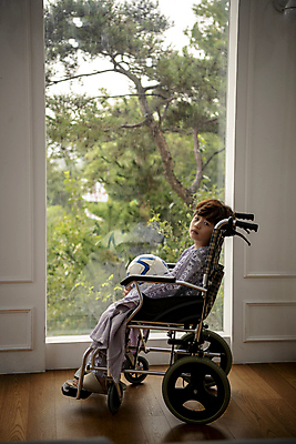 포토 JPG 전신 응시 남자 축구공 창문 안기 실내 병원 한명 앉기 소년 옆모습 한국인 슬픔 질병 휠체어 환자복 어린이사고 입원 소년한명만 속상함 어린이병원 국내포토 1 시선 옷 감정 어린이 뷰포인트 공 축구용품 의학 모션 사람 동양인 내부 환자 사건 남자한명만 소년만 파일형식