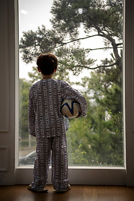 포토 JPG 전신 응시 남자 축구공 실내 병원 한명 서기 들기 소년 뒷모습 한국인 질병 환자복 어린이사고 입원 소년한명만 속상함 어린이병원 국내포토 1 시선 옷 감정 어린이 뷰포인트 공 축구용품 의학 모션 사람 동양인 내부 환자 사건 남자한명만 소년만 파일형식