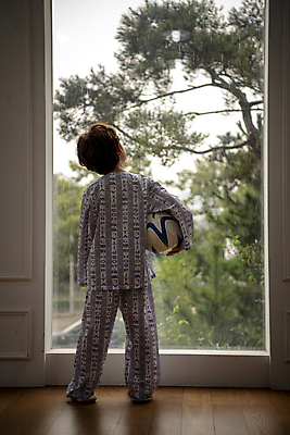 포토 JPG 전신 응시 남자 축구공 창문 실내 병원 한명 서기 들기 소년 뒷모습 한국인 슬픔 질병 환자복 어린이사고 입원 소년한명만 속상함 어린이병원 국내포토 1 시선 옷 감정 어린이 뷰포인트 공 축구용품 의학 모션 사람 동양인 내부 환자 사건 남자한명만 소년만 파일형식