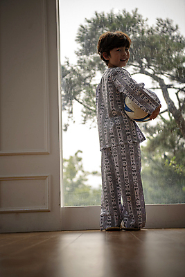 포토 JPG 전신 응시 남자 축구공 창문 실내 병원 한명 서기 들기 소년 뒷모습 한국인 슬픔 뒤돌아보기 질병 환자복 어린이사고 입원 소년한명만 어린이병원 국내포토 1 시선 옷 감정 어린이 뷰포인트 공 축구용품 의학 모션 사람 동양인 내부 환자 사건 남자한명만 소년만 파일형식