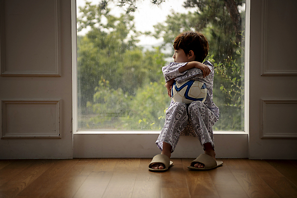 포토 JPG 전신 응시 남자 축구공 창문 실내 병원 한명 앉기 소년 앞모습 한국인 슬픔 질병 환자복 어린이사고 웅크림 입원 소년한명만 속상함 어린이병원 국내포토 1 시선 옷 감정 어린이 뷰포인트 공 축구용품 의학 모션 사람 동양인 내부 환자 사건 남자한명만 소년만 파일형식