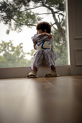 포토 JPG 전신 응시 남자 축구공 창문 실내 병원 한명 앉기 소년 앞모습 한국인 슬픔 질병 환자복 어린이사고 입원 소년한명만 어린이병원 국내포토 1 시선 옷 감정 어린이 뷰포인트 공 축구용품 의학 모션 사람 동양인 내부 환자 사건 남자한명만 소년만 파일형식