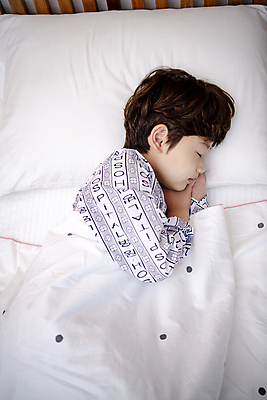 포토 JPG 남자 베개 병원 한명 소년 상반신 옆모습 눕기 눈감음 이불 한국인 잠 질병 환자복 어린이사고 병원침대 입원 소년한명만 어린이병원 국내포토 1 옷 어린이 뷰포인트 의학 침구 모션 사람 동양인 환자 침대 사건 남자한명만 소년만 파일형식