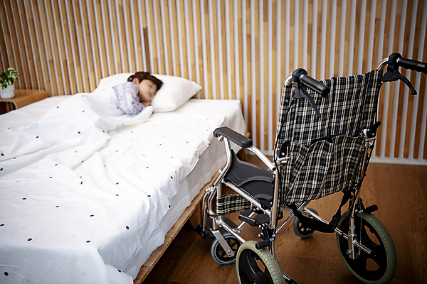 포토 JPG 남자 베개 병원 한명 소년 상반신 옆모습 아웃포커스 눕기 눈감음 이불 한국인 잠 질병 휠체어 환자복 어린이사고 병원침대 입원 소년한명만 어린이병원 국내포토 1 옷 어린이 뷰포인트 의학 침구 모션 촬영기법 사람 동양인 환자 침대 사건 남자한명만 소년만 파일형식