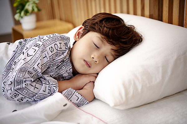 포토 JPG 남자 베개 실내 병원 한명 소년 상반신 앞모습 눕기 눈감음 이불 한국인 잠 질병 환자복 어린이사고 병원침대 입원 소년한명만 어린이병원 국내포토 1 옷 어린이 뷰포인트 의학 침구 모션 사람 동양인 내부 환자 침대 사건 남자한명만 소년만 파일형식