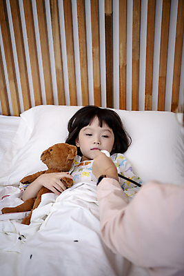 포토 JPG 응시 여자 어린이 40대 중년 청진기 베개 안기 실내 병원 들기 소녀 상반신 두명 앞모습 뒷모습 신체부위 눕기 곰인형 이불 한국인 의사 질병 환자복 어린이사고 병원침대 입원 여자만 어린이병원 국내포토 시선 옷 인형 뷰포인트 의학 의료기기 침구 모션 사람 동양인 성인 내부 환자 의료진 침대 사건 파일형식