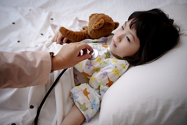 포토 JPG 손 응시 여자 어린이 베개 안기 실내 병원 한명 소녀 상반신 앞모습 신체부위 눕기 곰인형 진료 이불 한국인 의사 질병 환자복 어린이사고 병원침대 입원 소녀한명만 어린이병원 국내포토 1 시선 옷 인형 뷰포인트 의학 침구 모션 사람 동양인 내부 환자 의료진 침대 사건 여자한명만 소녀만 파일형식