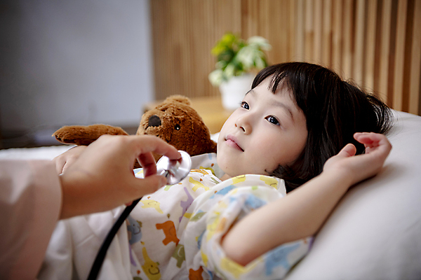 포토 JPG 손 응시 여자 어린이 청진기 실내 병원 한명 미소 들기 소녀 상반신 앞모습 옆모습 신체부위 눕기 곰인형 진료 한국인 의사 질병 환자복 어린이사고 병원침대 입원 소녀한명만 어린이병원 국내포토 1 시선 옷 인형 뷰포인트 의학 의료기기 모션 표정 사람 동양인 내부 환자 의료진 침대 사건 여자한명만 소녀만 파일형식