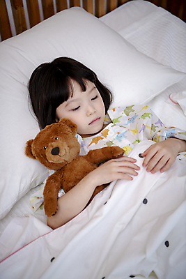 포토 JPG 여자 어린이 베개 안기 실내 병원 한명 소녀 상반신 앞모습 눕기 눈감음 곰인형 이불 한국인 잠 질병 환자복 어린이사고 병원침대 입원 소녀한명만 어린이병원 국내포토 1 옷 인형 뷰포인트 의학 침구 모션 사람 동양인 내부 환자 침대 사건 여자한명만 소녀만 파일형식