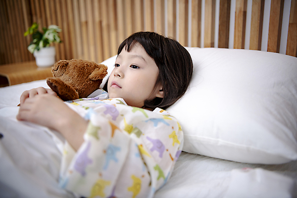 포토 JPG 응시 여자 어린이 베개 안기 실내 병원 한명 소녀 상반신 앞모습 눕기 곰인형 한국인 질병 환자복 어린이사고 병원침대 입원 소녀한명만 어린이병원 국내포토 1 시선 옷 인형 뷰포인트 의학 침구 모션 사람 동양인 내부 환자 침대 사건 여자한명만 소녀만 파일형식