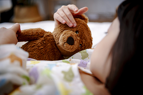 포토 JPG 응시 여자 어린이 안기 실내 병원 한명 소녀 상반신 옆모습 눕기 곰인형 한국인 질병 소프트포커스 환자복 어린이사고 병원침대 입원 소녀한명만 어린이병원 국내포토 1 시선 옷 인형 뷰포인트 의학 모션 촬영기법 사람 동양인 내부 환자 침대 사건 여자한명만 소녀만 파일형식