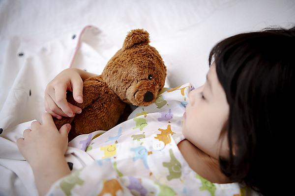 포토 JPG 응시 여자 어린이 안기 실내 병원 한명 소녀 상반신 앞모습 옆모습 눕기 곰인형 한국인 질병 환자복 어린이사고 병원침대 입원 소녀한명만 어린이병원 국내포토 1 시선 옷 인형 뷰포인트 의학 모션 사람 동양인 내부 환자 침대 사건 여자한명만 소녀만 파일형식