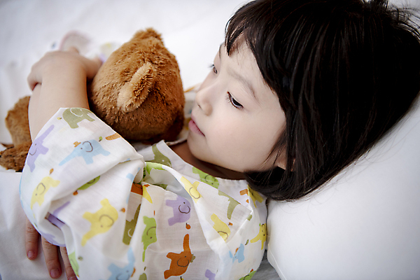 포토 JPG 여자 어린이 베개 안기 실내 병원 한명 소녀 상반신 앞모습 옆모습 눕기 곰인형 한국인 질병 환자복 어린이사고 병원침대 입원 소녀한명만 어린이병원 국내포토 1 옷 인형 뷰포인트 의학 침구 모션 사람 동양인 내부 환자 침대 사건 여자한명만 소녀만 파일형식