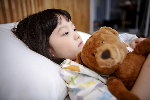 포토 JPG 여자 어린이 안기 실내 병원 한명 소녀 상반신 앞모습 옆모습 눕기 곰인형 한국인 질병 환자복 어린이사고 병원침대 입원 소녀한명만 어린이병원 국내포토 1 옷 인형 뷰포인트 의학 모션 사람 동양인 내부 환자 침대 사건 여자한명만 소녀만 파일형식
