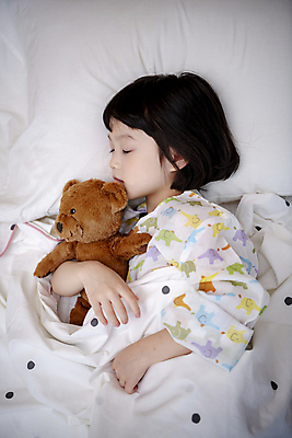 포토 JPG 여자 어린이 베개 안기 실내 병원 한명 소녀 상반신 앞모습 옆모습 하이앵글 눕기 눈감음 곰인형 이불 한국인 잠 질병 환자복 어린이사고 병원침대 입원 소녀한명만 어린이병원 국내포토 1 옷 인형 뷰포인트 의학 침구 모션 사람 동양인 내부 환자 침대 사건 여자한명만 소녀만 파일형식