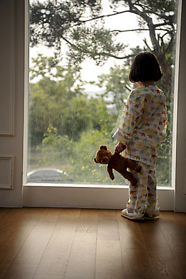 포토 JPG 전신 응시 여자 어린이 창문 실내 병원 한명 서기 들기 소녀 뒷모습 곰인형 한국인 슬픔 질병 환자복 어린이사고 입원 소녀한명만 속상함 어린이병원 국내포토 1 시선 옷 감정 인형 뷰포인트 의학 모션 사람 동양인 내부 환자 사건 여자한명만 소녀만 파일형식
