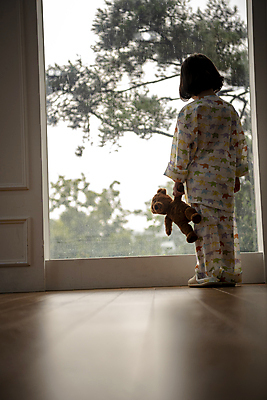 포토 JPG 전신 여자 어린이 창문 실내 병원 한명 서기 들기 소녀 뒷모습 곰인형 한국인 슬픔 질병 환자복 어린이사고 입원 소녀한명만 속상함 어린이병원 국내포토 1 옷 감정 인형 뷰포인트 의학 모션 사람 동양인 내부 환자 사건 여자한명만 소녀만 파일형식